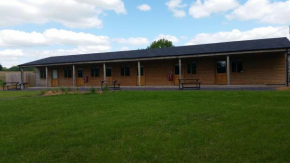 Отель Cowbridge Cabins  Ковбридж